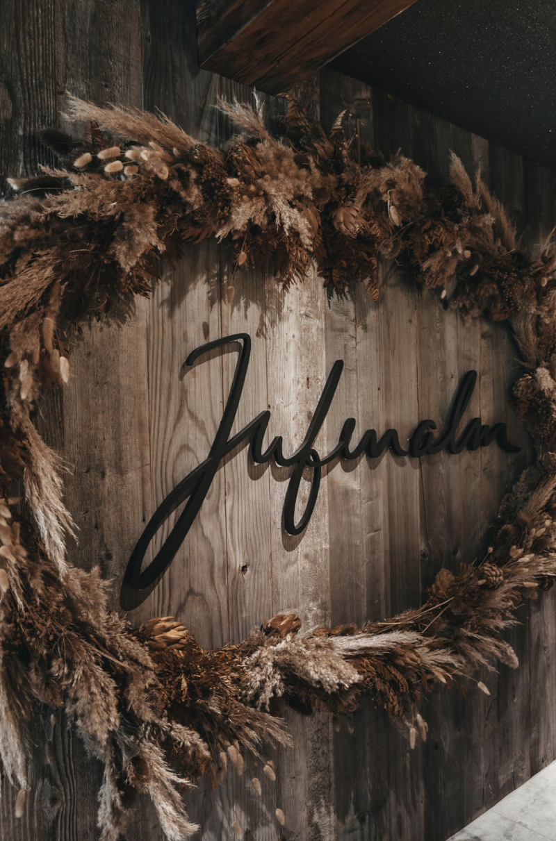 Ycyoh-Design-Jufenalm-Beschilderung-Rezeption