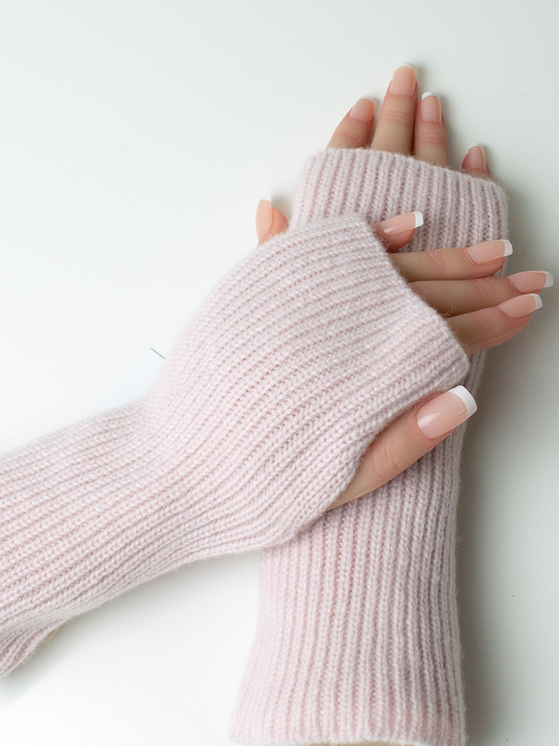 Seattle Mitts Cashmere Shell Pink model