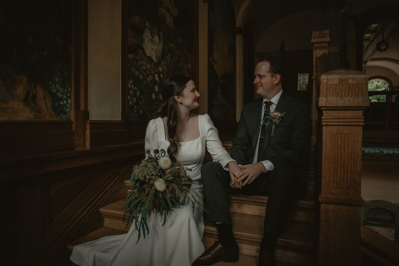 Se hur Emma och Lukas valde att fira kärleken tillsammans med sina vänner och familj med en vigsel i Carl Larssons Hage intill Kusthotellet i Varberg.