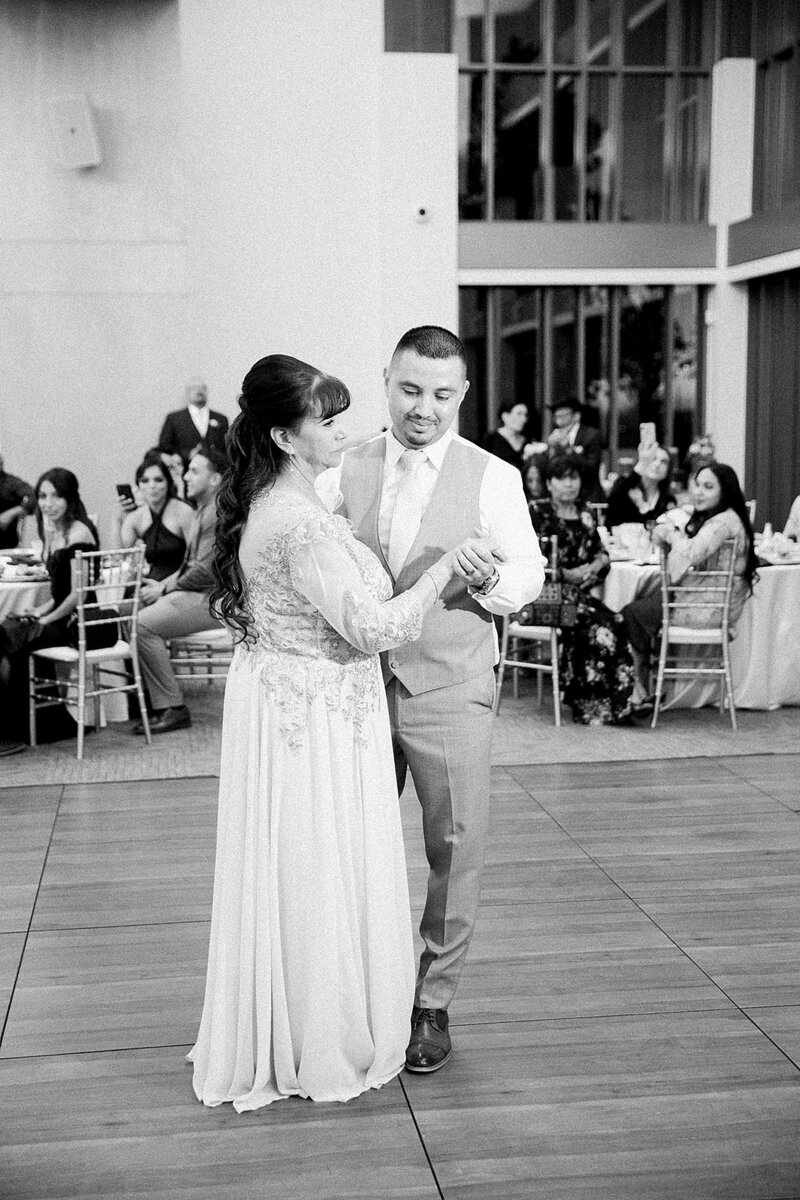 21-radiant-love-events-groom-dancing-with-mother-dance-floor-black-white-romantic-elegant-timeless