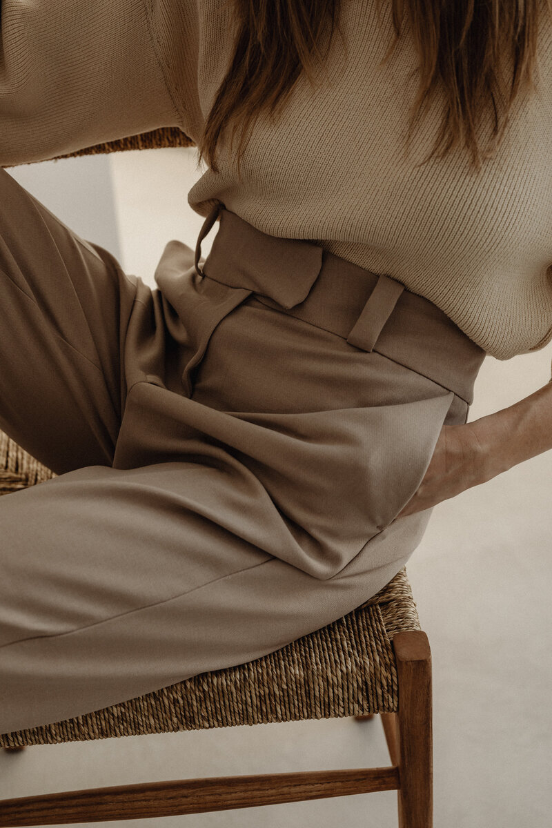 kaboompics_simplistic-sophistication-a-fashion-photoshoot-with-a-stunning-model-in-neutral-minimalist-outfits-30914
