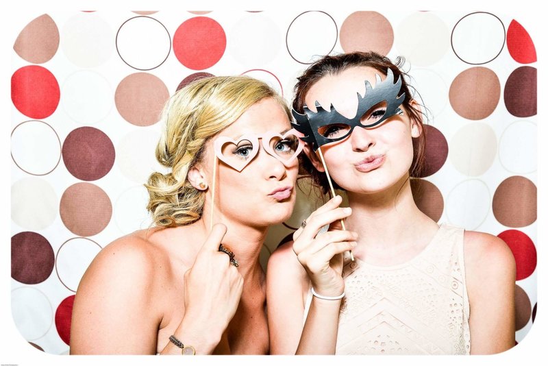 photo-booth-wedding-party-girls-160420-2