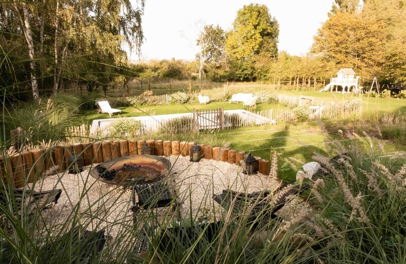 Esquisse d'un jardin arboré donnant sur une maison