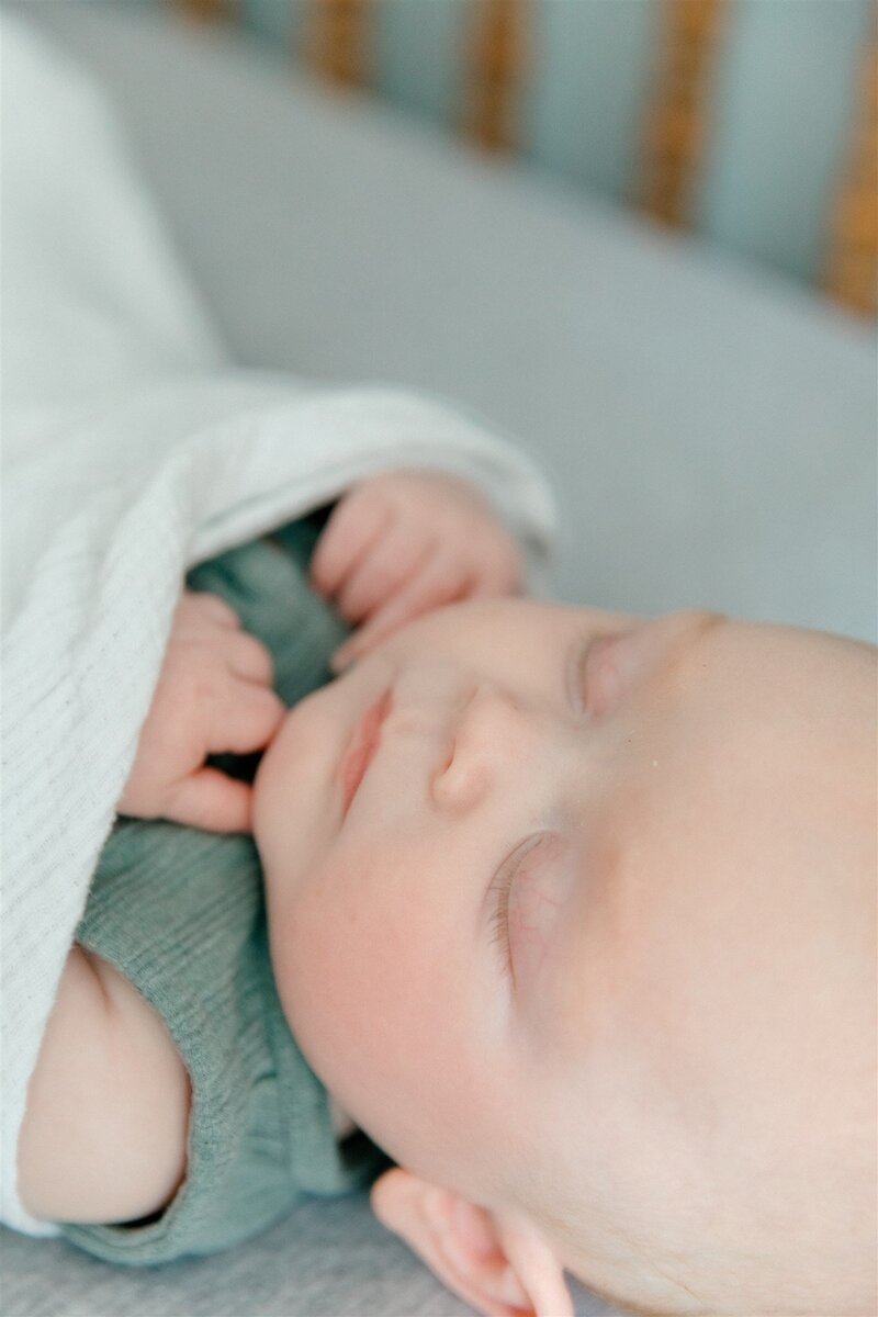 Lamp-and-light-photography-davis-in-home-lifestyle-newborn-session-hilton-head-beaufort-bluffton-savannah-56