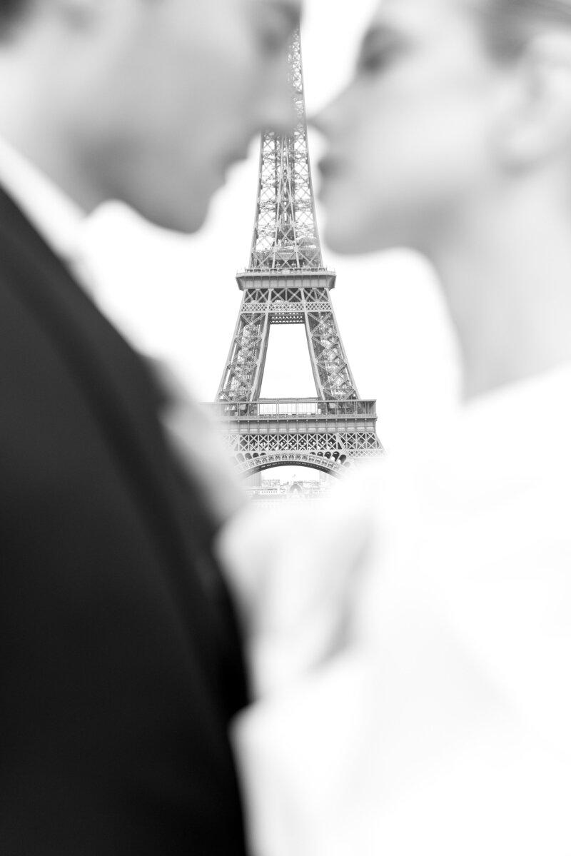 Paris couple in front of Eiffel tower. Creative editorial wedding photography in Paris. Paris, montreal and europe wedding photographer | Luxury Moment photography