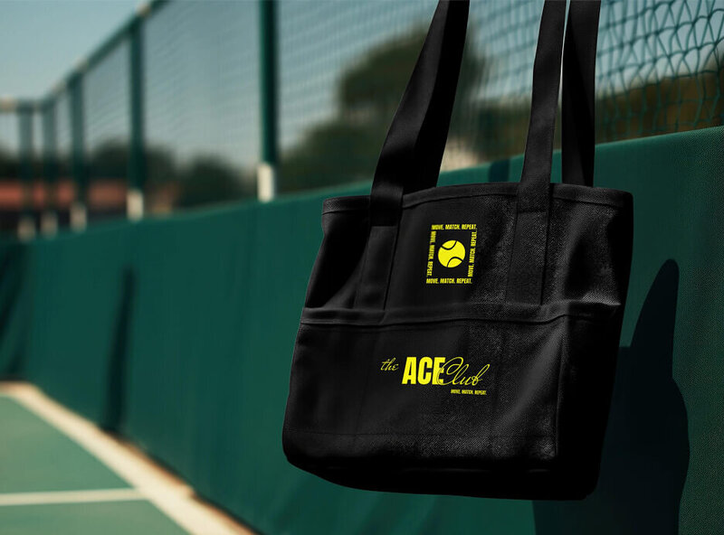 Maquette de présentation de l'identité visuelle de The Ace Club, qui représente une ambiance énergique et sportive. L'image montre un sac de sport au branding de la marque sur un terrain de tennis.