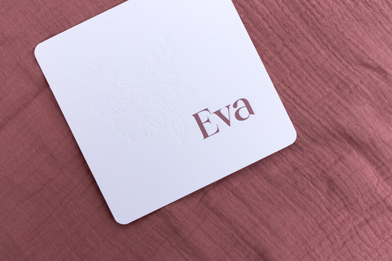 Luxe-geboortekaart-Eva-met-letterpress-en-bloemen-7