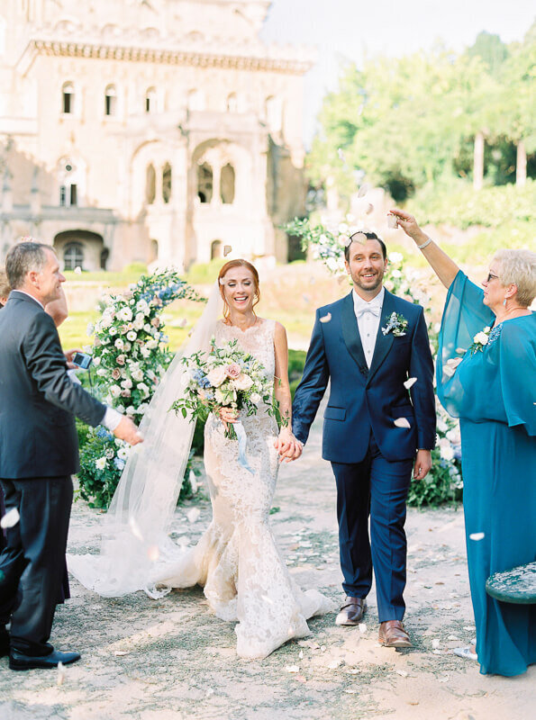 Wedding-ceremony-wedding-venue-bussaco-palace-wedding-planner-splendida-weddings-bride-and-groom-wedding-arch