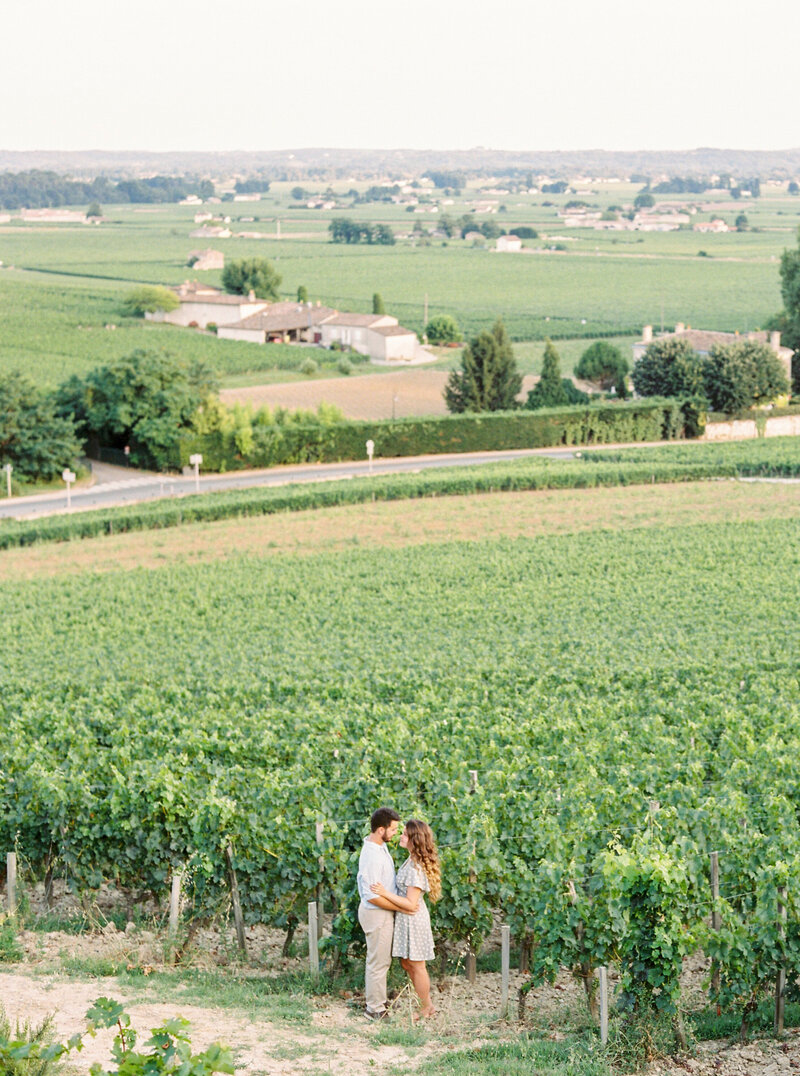 Couple dans les vignes bordelaises