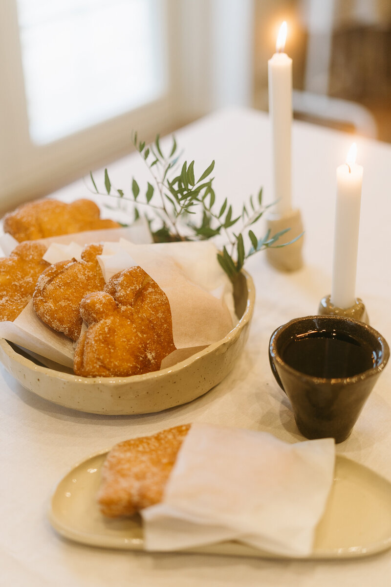 kolme erikokoista lautasta ja yksi vaalea kuppi, jossa pieniä pilkkuja