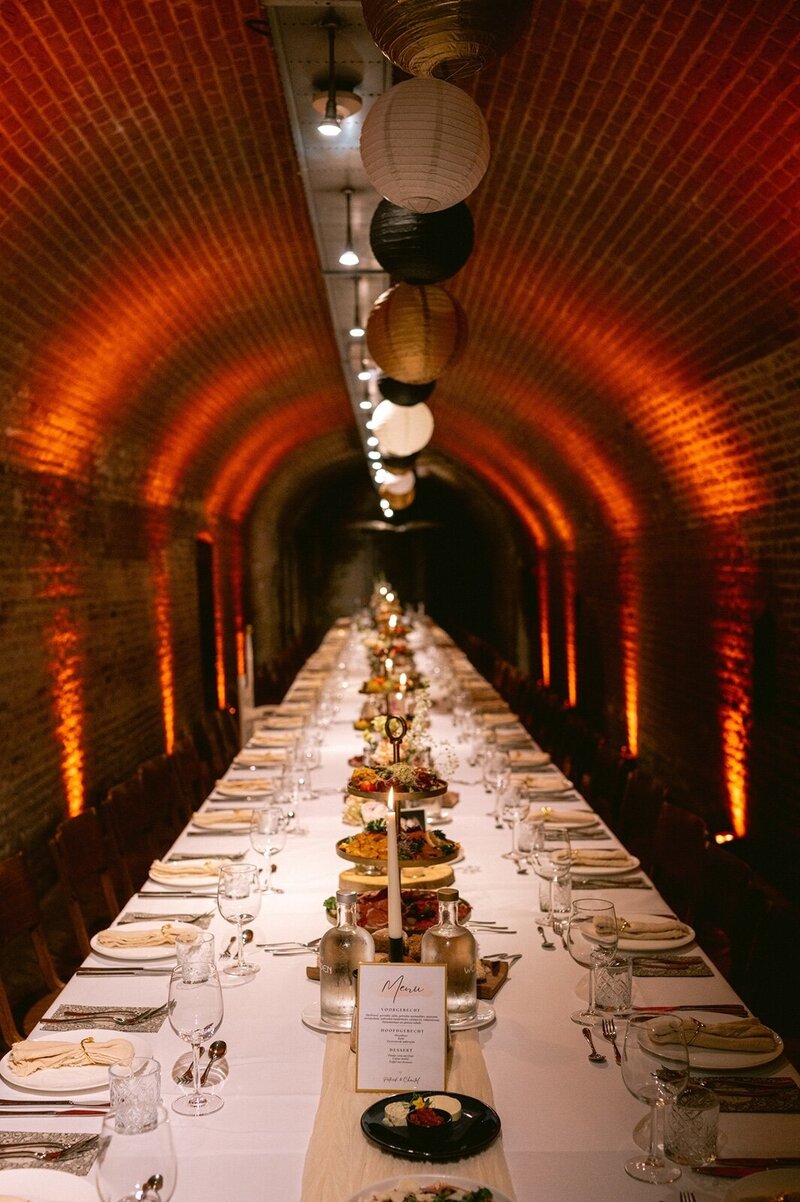 Een dinersetting van een tafel in een donkere tunnel in Kasteel Woerden