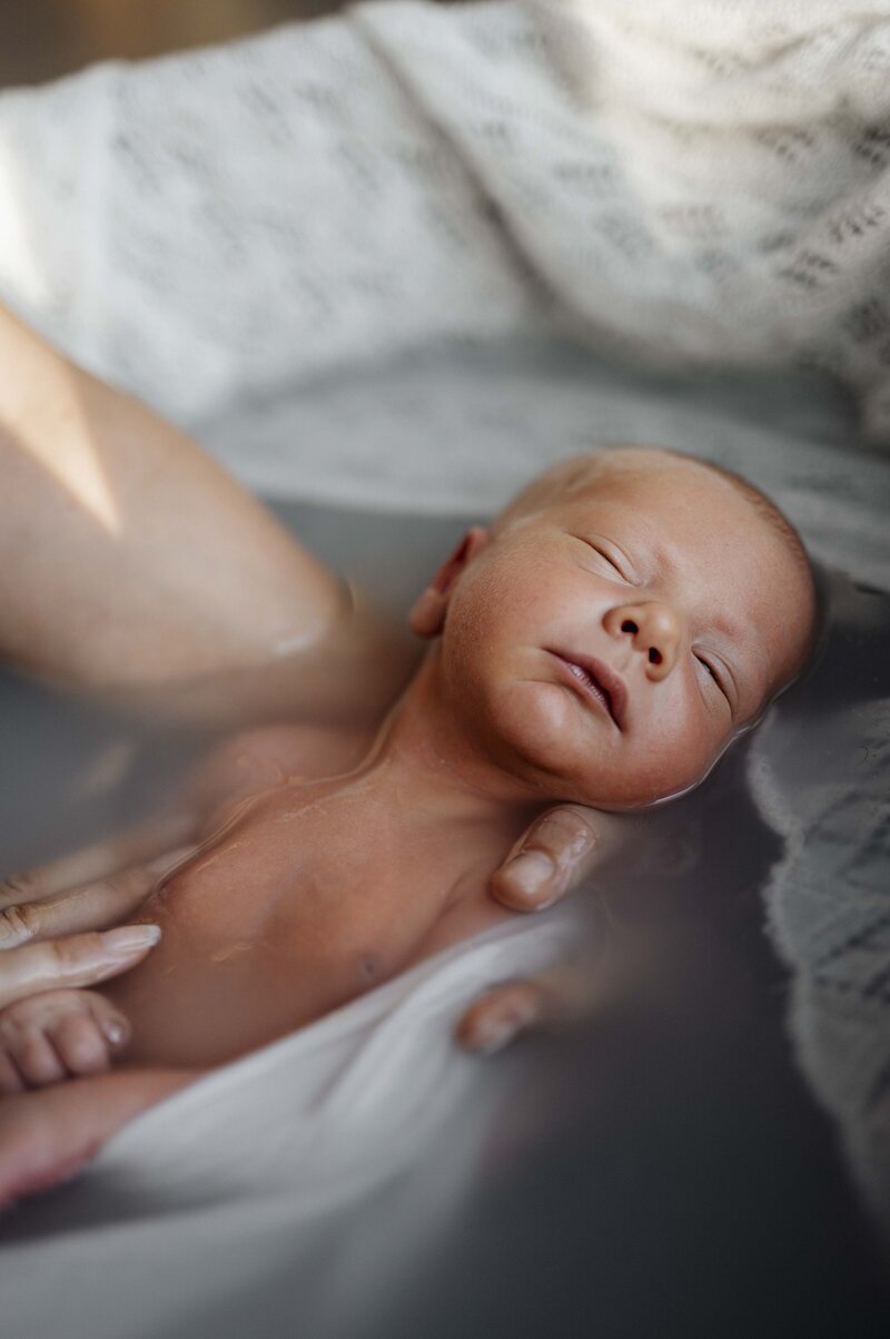 naissance bébé bain enveloppé à bordeaux