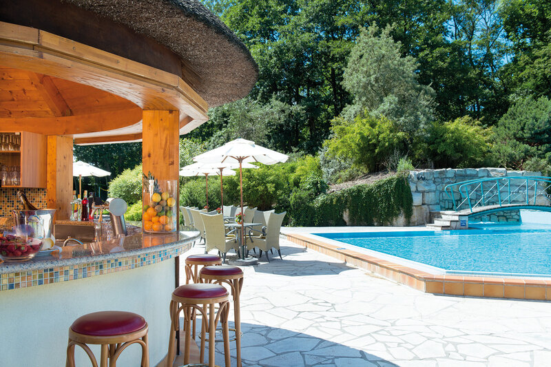 Ansicht der Poolbar mit Sitzplätzen und beheiztem Außenpool im Hotel Bernstein.
