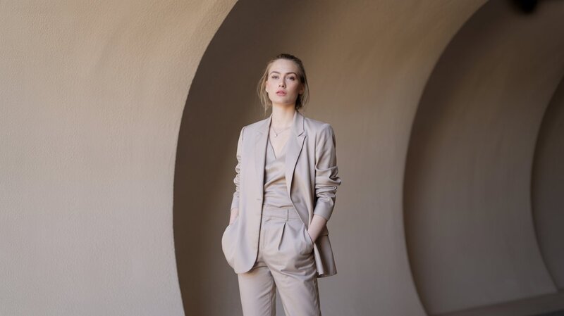 full-body-portrait-of-a-confident-creati_ObrCZbi1SaCDfIoLbGESvA_AP4ld_cnSUWHTq9GHKln1A