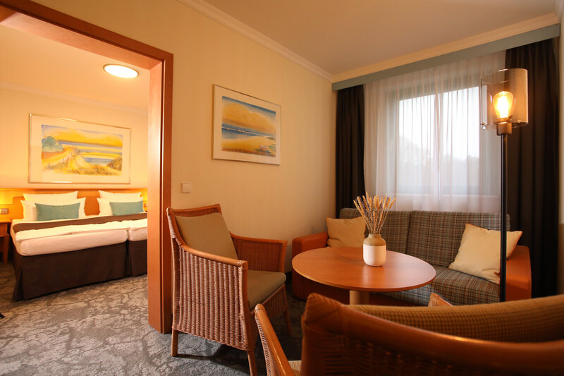Blick vom Wohnbereich in das Schlafzimmer der Suite im Hotel Bernstein.
