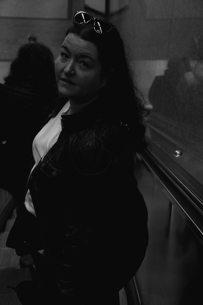 Black and white photo of Martina Menzini leaning against a building in Vienna