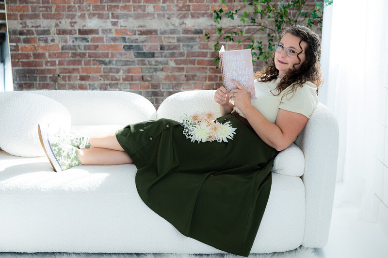 Emma Males sitting on a green couch with her dog and laptop. She helps with business education
online entrepreneur courses
marketing photography business