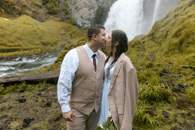 Couple kissing after getting soaked at Sahalie Falls.