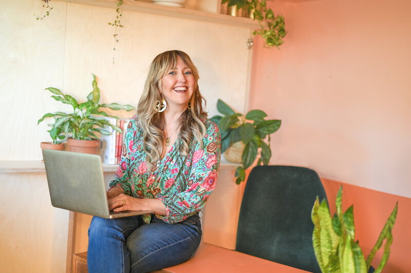 Sefora-Ray-attachment-style-therapist-sitting-on-desk