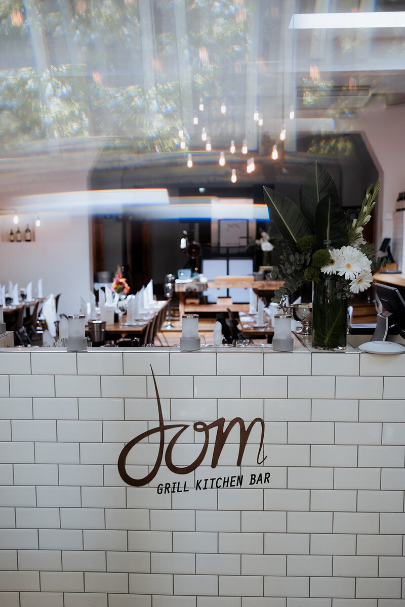 Hochzeitsfotograf in Karlsruhe. Dom Grill Kitchen Bar Eingang