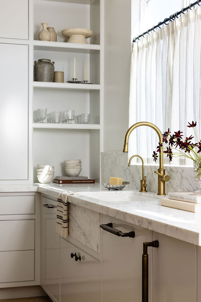 Light-filled kitchen with marble countertops and seamless design details in Costa Mesa
