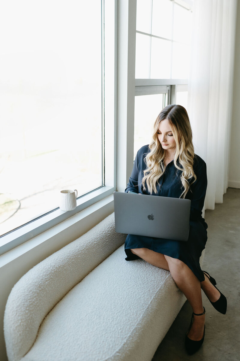 Karly Whitaker, HoneyBook Expert making sure her clients are fully prepared for their new HoneyBook workflows.