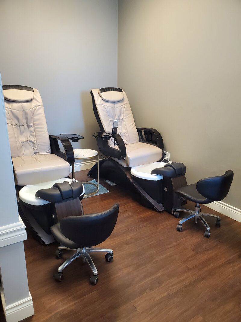 4 Pedicure chairs in the same room with rollers and whirlpool tub
