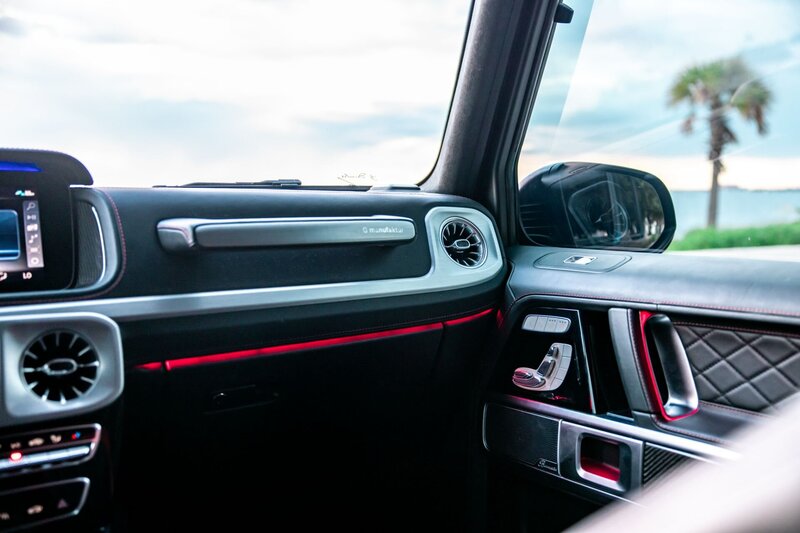 mercedes-g550-matte-manufaktur-night-black-magno-for-rent-in-miami-passenger-grab-bar-028
