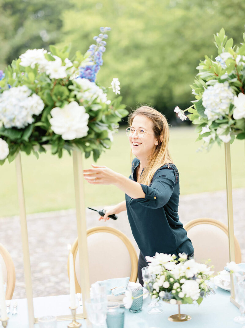 wedding planner in Bordeaux setting up a table layout at a Bordeaux wedding