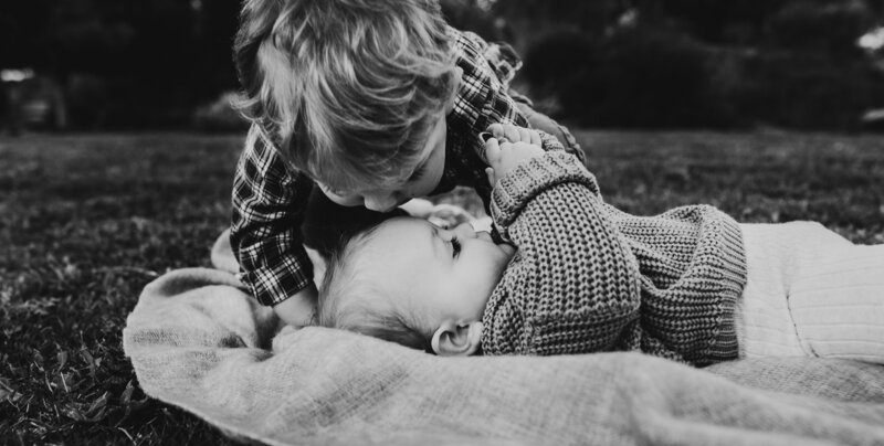 Two toddlers kissing and pl;aying at ther Fremanlte Family lifestyle photography session | Gracie and the Wren