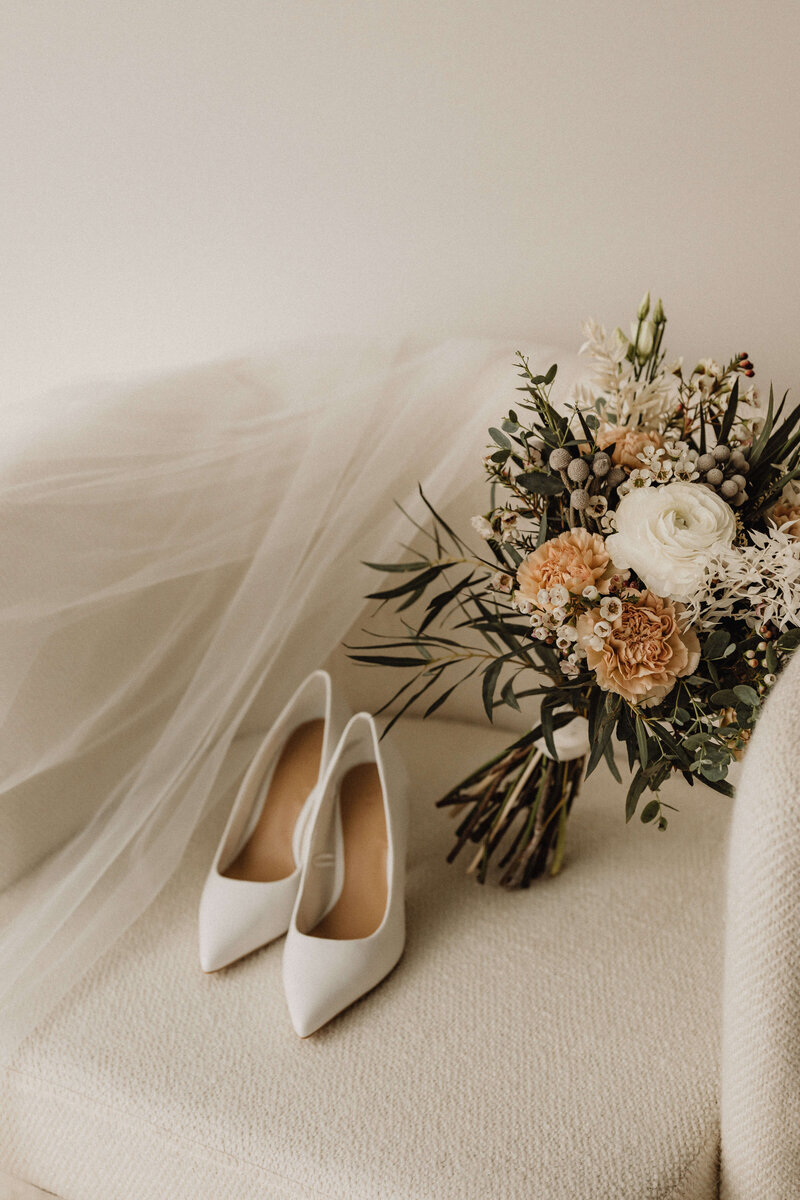 kaboompics_wedding-white-heeled-shoes-bouquet-of-flowers-veil-31905