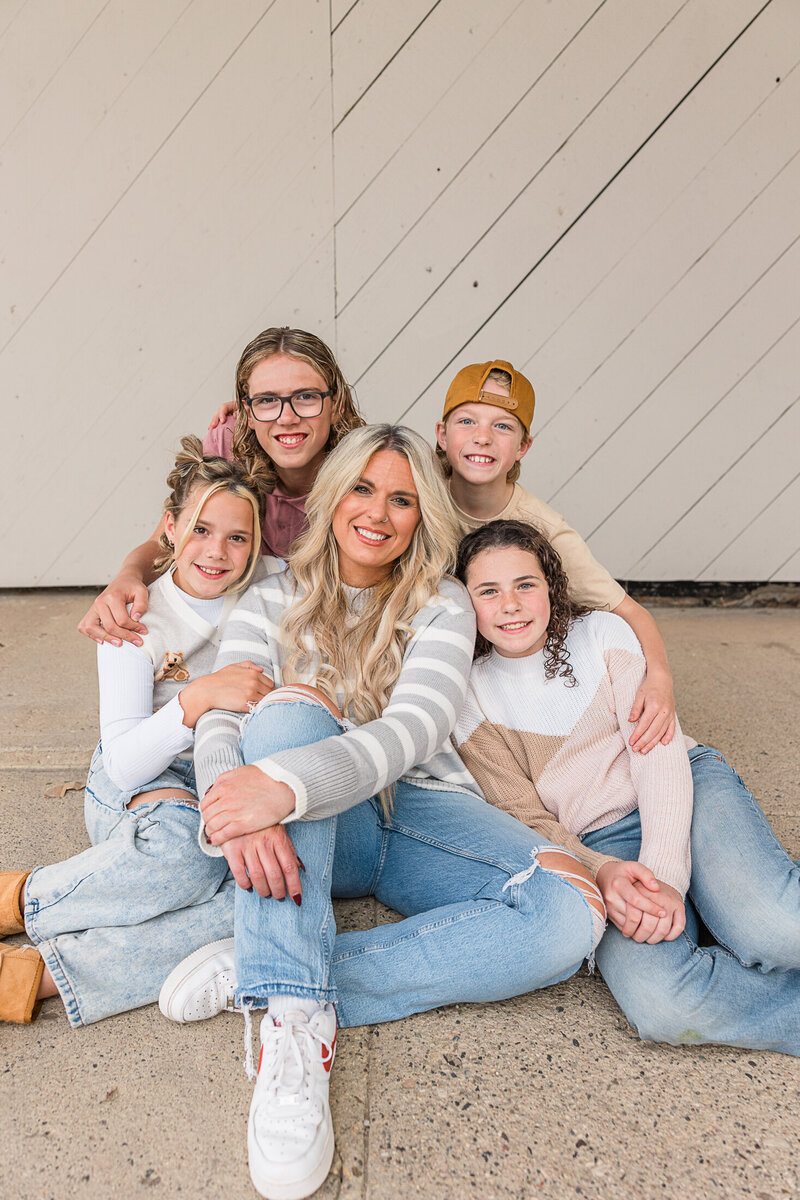 2024 krystal-moore-photography-moose-jaw-white-wall-family-session-23
