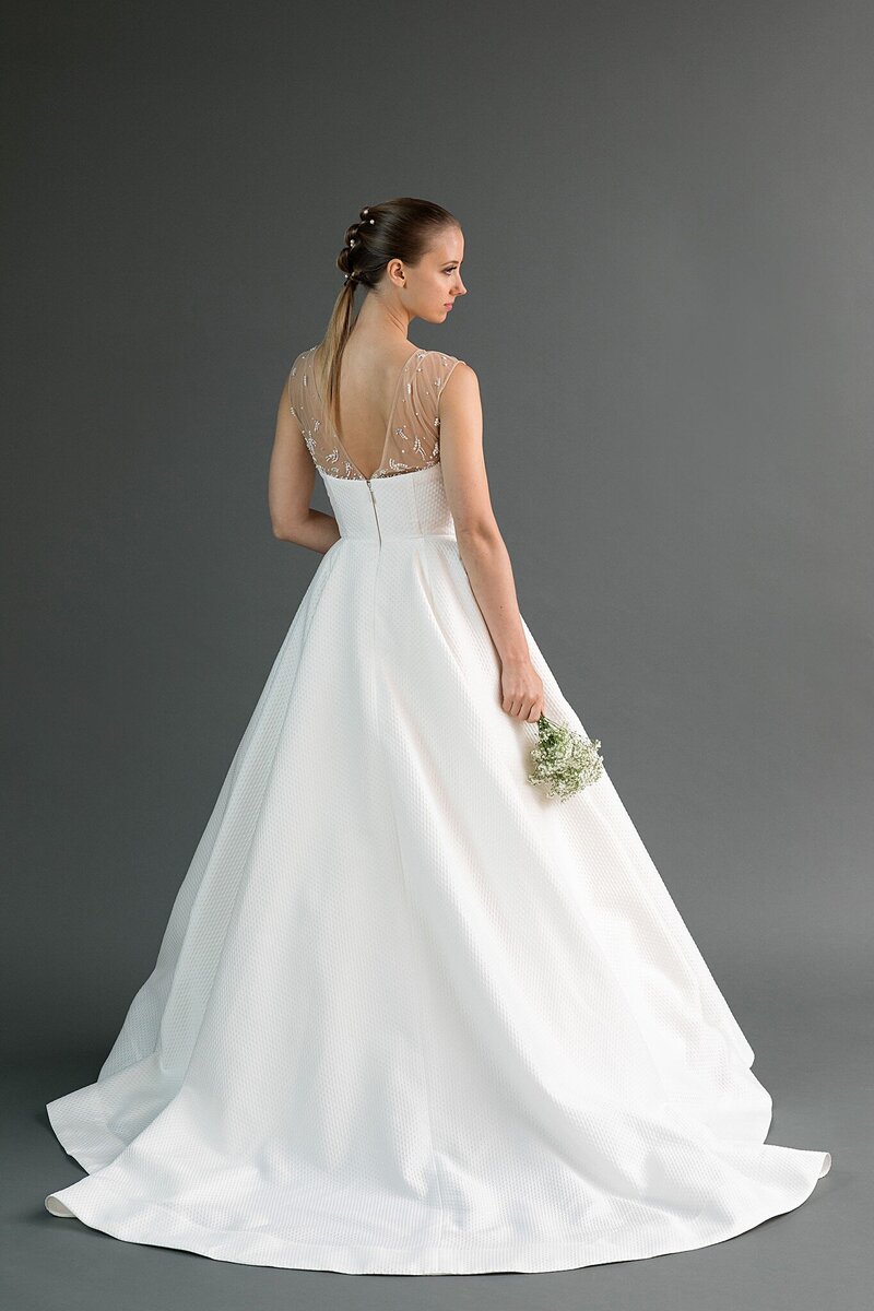 A-line wedding dress with sheet sleeves and pearls