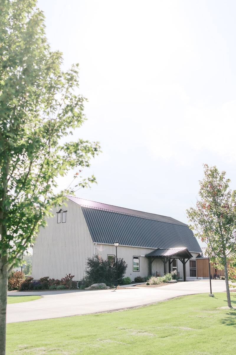 BreezewayBarnsandGardenWeddingPerry,NYKelseeRislerPhotography-Kaiden+Dominique-961