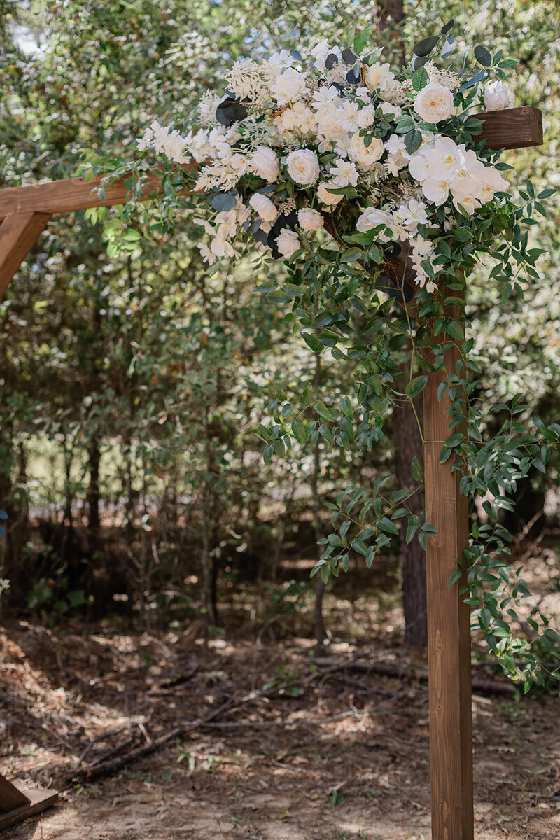 outdoor wedding in mount vernon white flowers