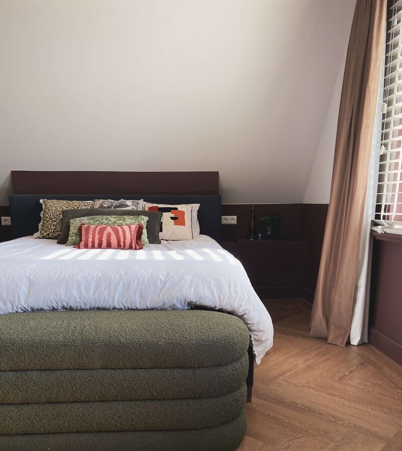 Een stijlvolle slaapkamer met eigentijdse inrichting en warme kleuren.