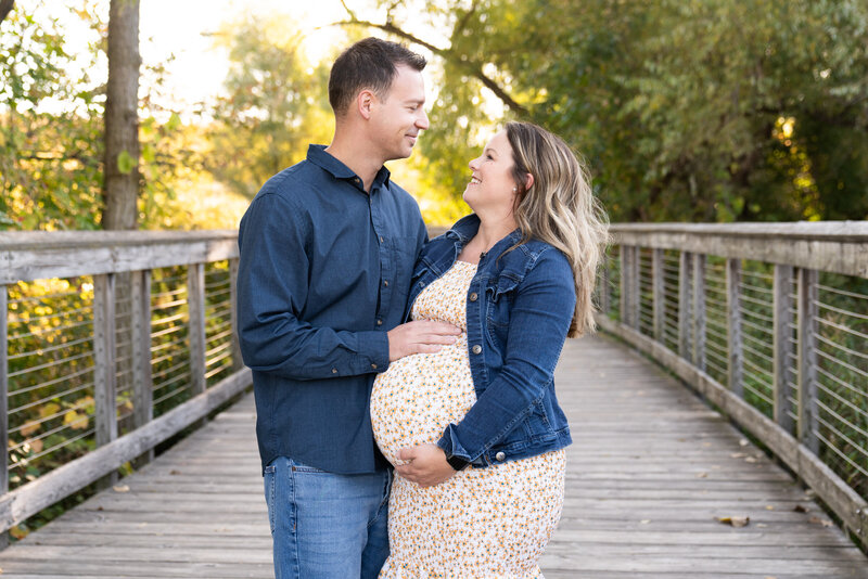 Maternity photo poses for couples
