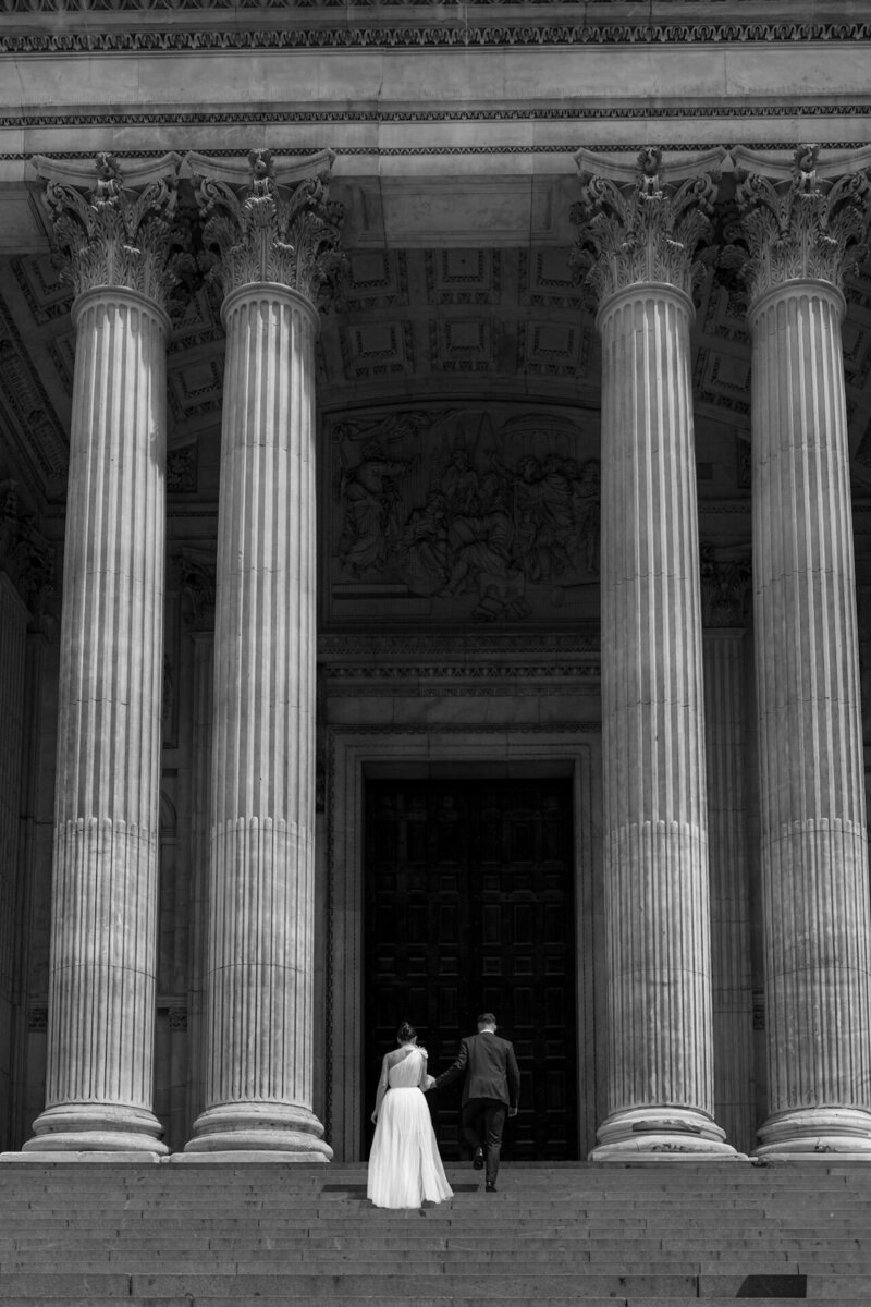 timeless-romantic-luxury-wedding-bride-london-centrallondon-blackandwhite-stpauls-modern-londonstreets-photography