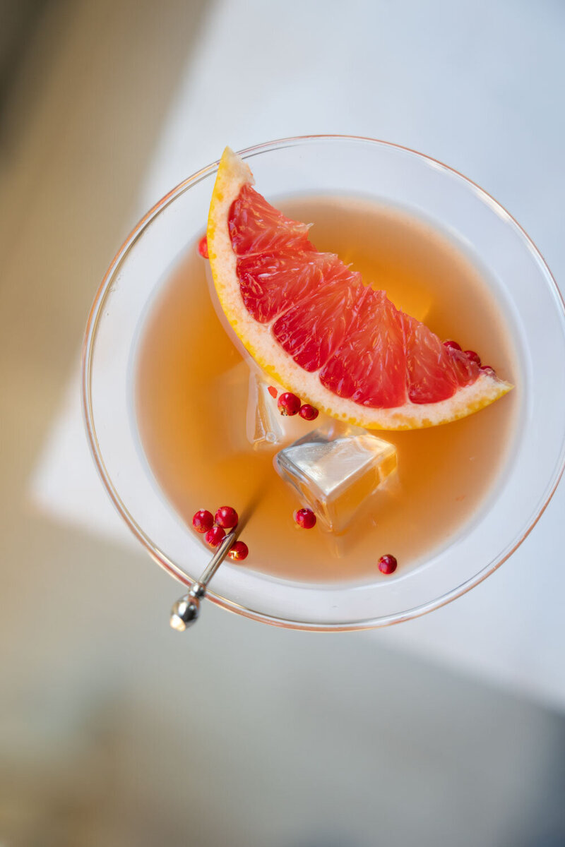 Mocktail met bloedsinaasappel, ijsblokjes en roze peperkorrels food fotograaf  Dorien Paymans Studio Ensō ©
