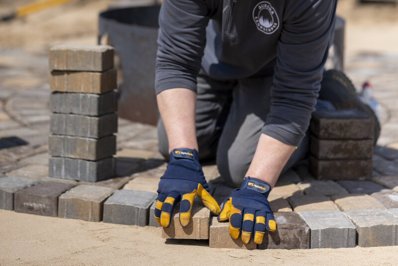 cutting block for a retaining wall