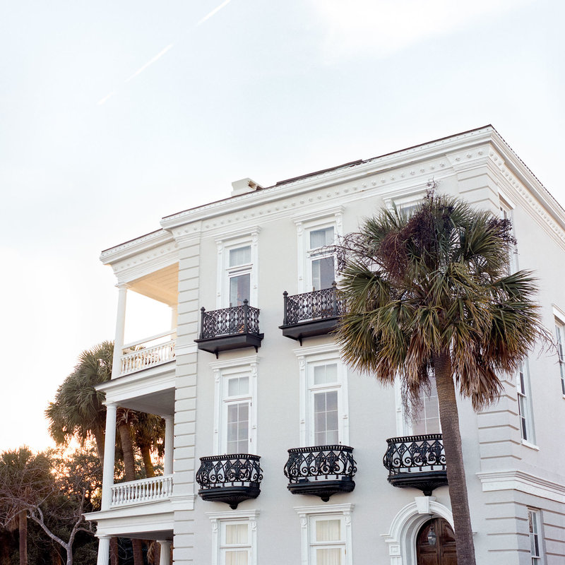A Charleston wall art print  of a white home on the Charleston battery