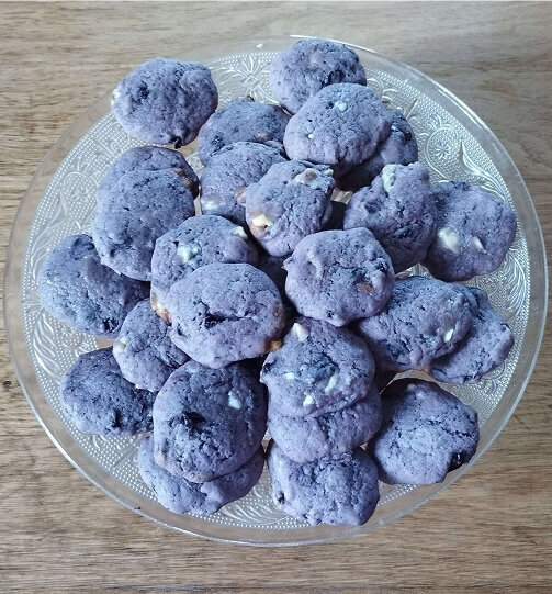Photo prise par Colyne d'une de ses créations culinaires des cookies violets à la myrtille et au chocolat blanc.