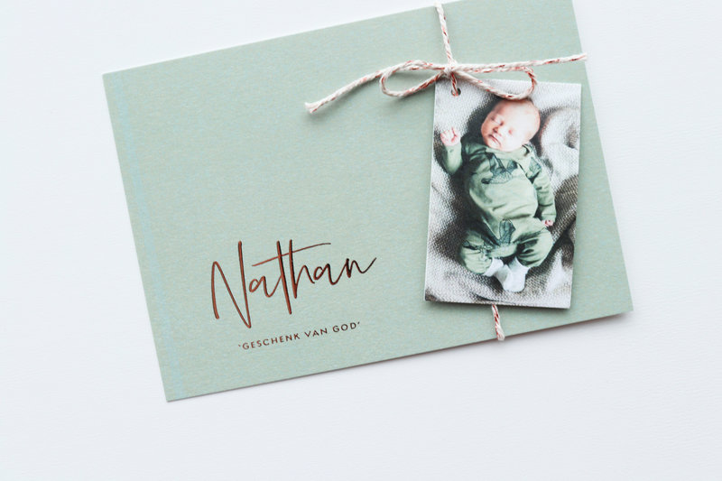 Enkel strak geboortekaartje Nathan met koperfolie en fotolabel