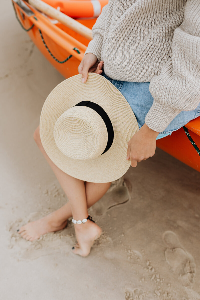 kaboompics_the-woman-is-holding-a-summer-hat-18624