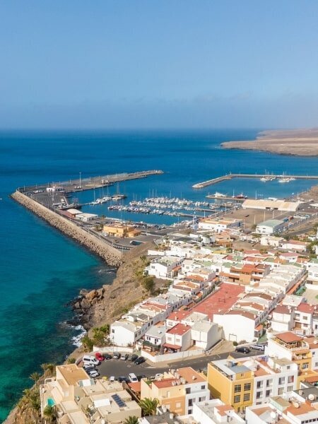 Der Sportboothafen mit Segelbooten von Morro Jable auf der kanarischen Insel Fuerteventura