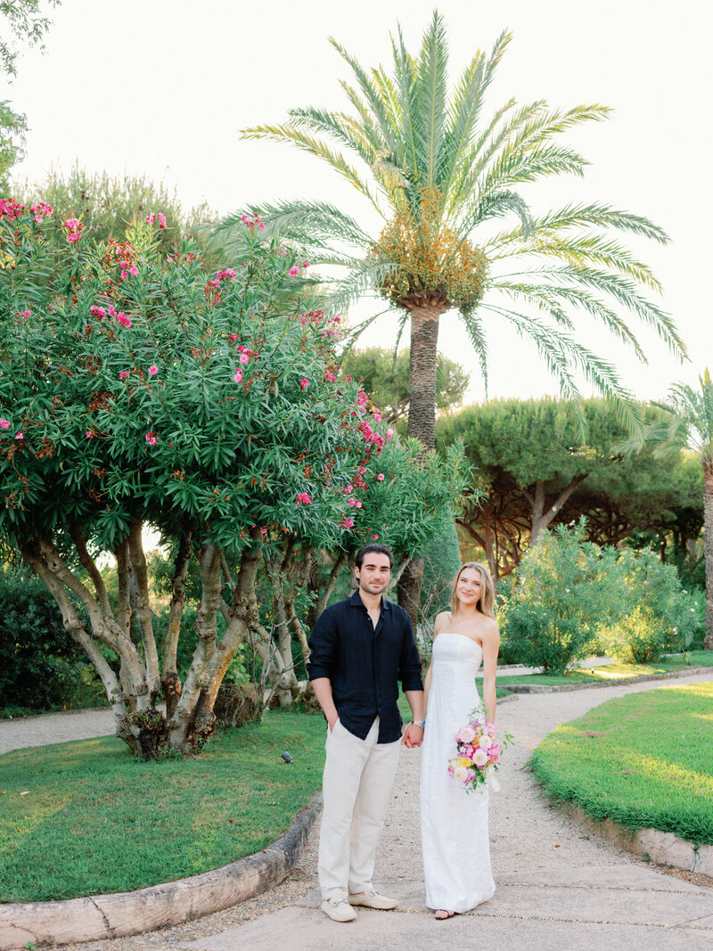 Classical Photography of the couple with palms in the garden of the Grand Hôtel du Cap Ferrat