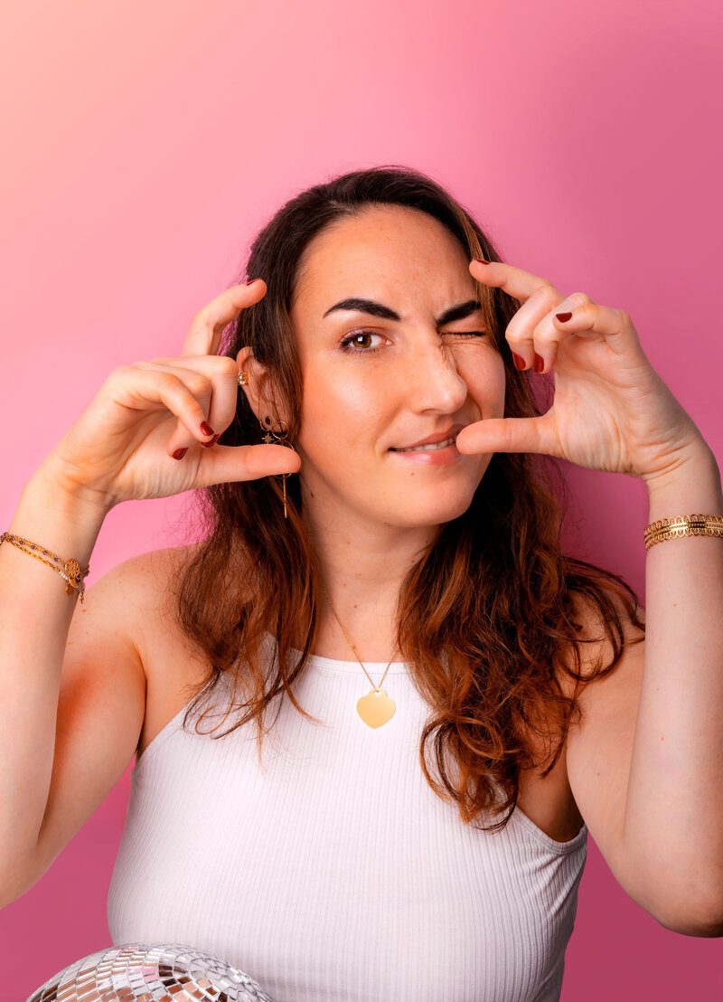 Portrait d’Élodie, directrice artistique et photographe produit du Studio Helloday.