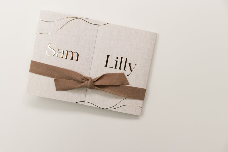 Tweeluik-linnenlook-geboortekaartje-tweeling-sam-lilly-en-goudfolie-7