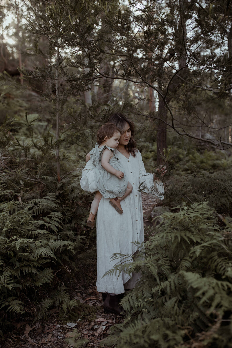 dreamy-cinematic-motherhood-photo-session-royal-national-park-australia-5