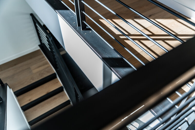 modern-home-steel-stair-railing-detail-1